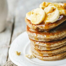 Банановые оладьи - 8 рецептов на кефире, молоке, с овсянкой