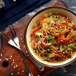 20 салатов с фунчозой, которые точно стоит приготовить