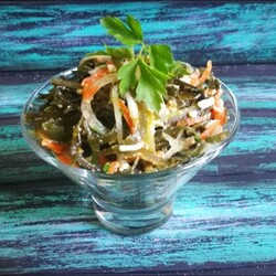 Салат из морской капусты с яйцом