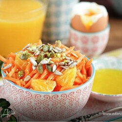 Морковный салат с апельсиновым соусом, фисташками и семенами. Ингредиенты: апельсины, оливковое масло, подсолнечные семечки