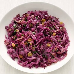 Тушёная краснокочанная капуста с изюмом