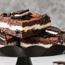 Брауни с чизкейком и печеньем орео