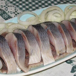 Бабушки рекомендуют: лучший рецепт засолки селедочки и другой рыбки