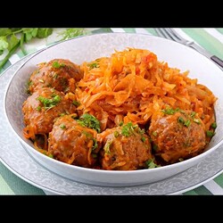 Просто объедение! Тефтели, тушеные с капустой в кисло-сладком томатном соусе!