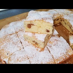 Кекс с изюмом, он нравится всем, к чаю простой, влажный и тает во рту.