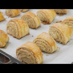 Такого слоенного печенья  много не бывает, можно печь хоть каждый день не надоедает
