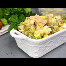 Салат "Выручайка",готовлю,когда гости "бьют по столу ложкой". Все смешиваю и подаю, быстро и вкусно!