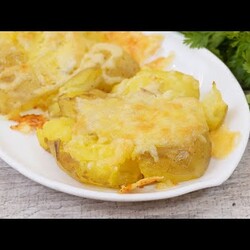 Молодой картофель готовлю еще так: обычно одного противня нам мало (готовится просто-просто)