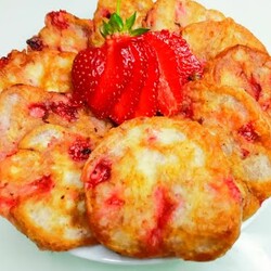 КЛУБНИЧНЫЕ ОЛАДЬИ !!! Простой, летний рецепт на кефире.Идея для завтрака.