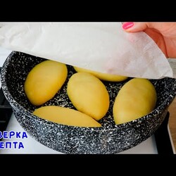 лучше жарить на сковороде пирожки  но можно и на сковороде сухой но не то