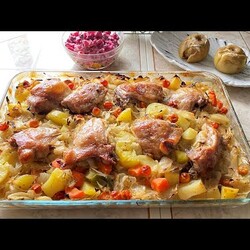 Готовлю вкусный обед в духовке. Нарезал, соединил, заправил и в духовку.