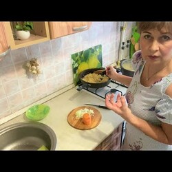 Вкусная идея на обед. Курочка в подливке, гарнир, салат-все очень вкусно и просто.