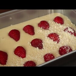 пирог с клубникой или другой ягодой