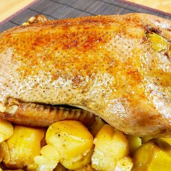 Утка с яблоками запеченная в духовке