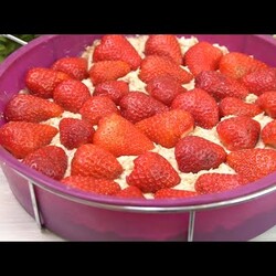 Пирожки на кефире с клубникой