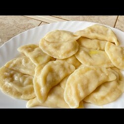 Отличное тесто для вареников,кефир мука  с   яблоками