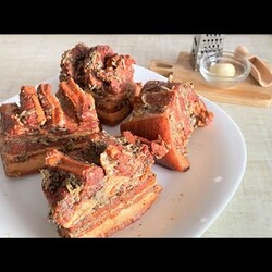 Вкусная грудинка в луковой шелухе. Грудинка получается очень нежной и ароматной.