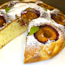 Пирог со сливами