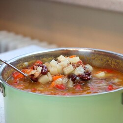 Быстрый мясной суп с фасолью