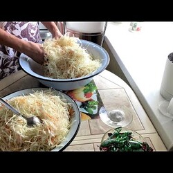 Витаминная, квашеная капуста в собственном соку.