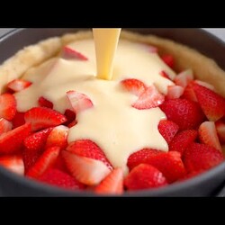 НЕРЕАЛЬНО вкусный пирог с клубникой! Весь секрет в сочетании ингредиентов!