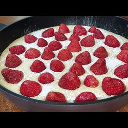 Клубничный пирог БЕЗ ДУХОВКИ и замесов! Облачное тесто и хрустящая карамель.