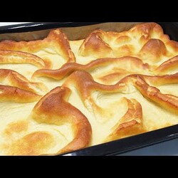 рулет с ягодами и слив сыром