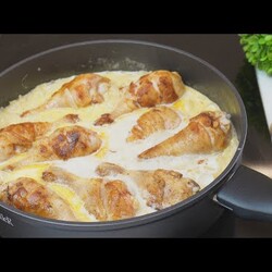 курочка в сметанном соусе с луком