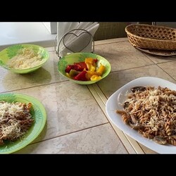 . Жареные макароны с грибной подливкой. сметанной