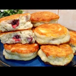 ПЫШНЫЕ ОЛАДЬИ с вишней на кефире! Вкуснее и ПРОЩЕ, чем пирожки!