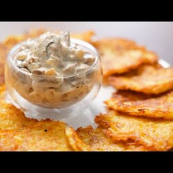 Обычная КАРТОШКА, но ТАК ВКУСНО! Деруни (драники) с грибным соусом! Вкусный и простой рецепт!