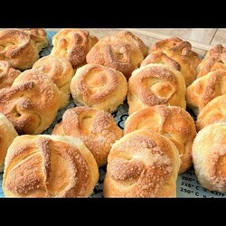 Превосходные, сахарные булочки. Сладкие, воздушные, очень, очень вкусные.