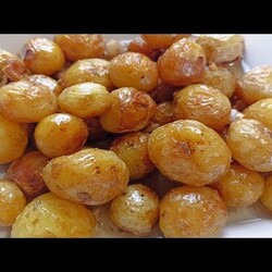 Нежная молодая картошка с золотистой корочкой.Самая вкусная картошечка.