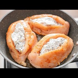 Положите кусочек ФОЛЬГИ в куриное филе! Результат удивит! Сочная куриная грудка по-аджарски