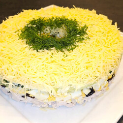 Слоёный салат с черносливом и курицей