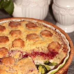 Творожный пирог с малиной и шройзелем