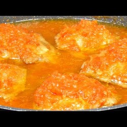 Куриные бедра в томатном соусе на сковороде. Это лучший рецепт сочной и вкусной курицы на сковороде