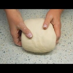 Посыпьте тесто содой. Универсальное тесто для любой выпечки.