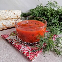 Томатный соус с солёными огурцами