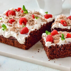 Влажный шоколадный со свеклой и  йогурт кремом