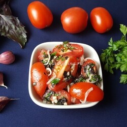 Маринованные помидоры быстрого приготовления с чесноком и зеленью