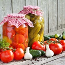 Чем заменить уксус при консервации огурцов и помидоров на зиму?