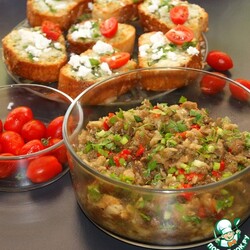 Салат из баклажанов и чесночный хлеб