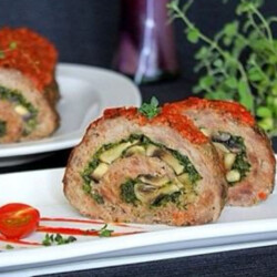 Мясной рулет со шпинатом и шампиньонами