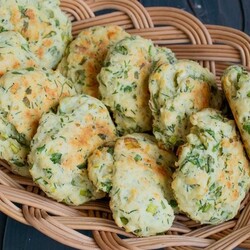 Печенье с луком и укропом