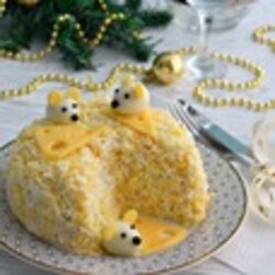 Салат с говядиной, сыром и ананасом