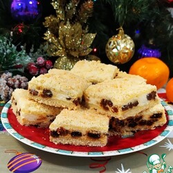 Насыпной пирог с творогом и изюмом