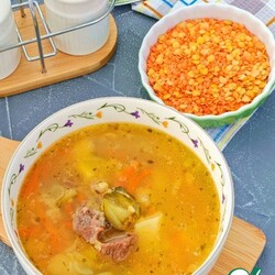 Чечевичный суп с солёными огурцами