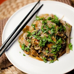 Рисовая лапша с овощами по-азиатски