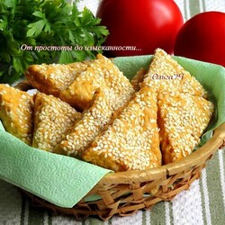 Сырное печенье с паприкой и кунжутом